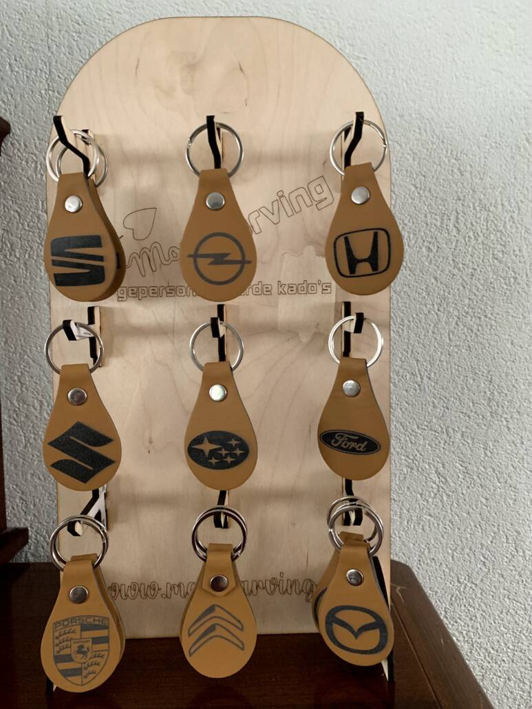 Sleutelhanger automerken met presentatie bord